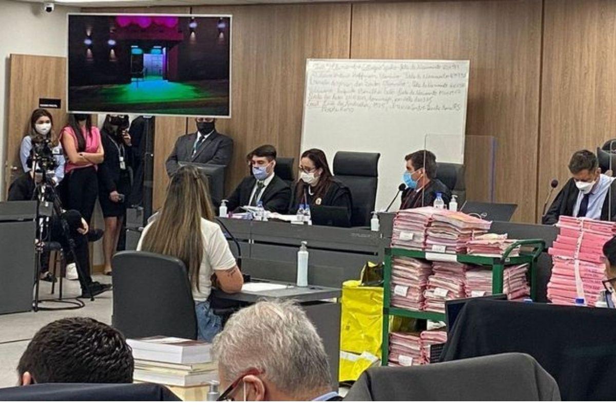 Irmã de vítima do incêndio da Boate Kiss deixa julgamento chorando