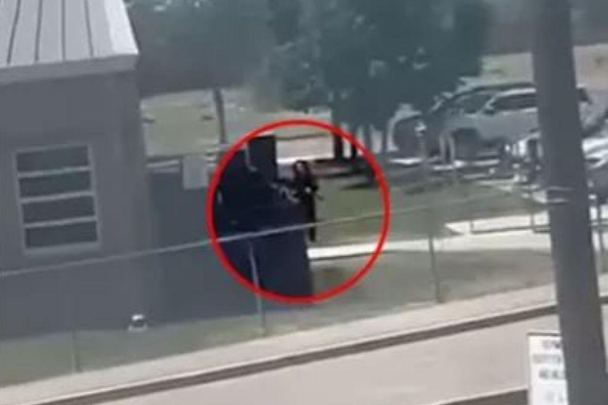 Um vídeo gravado pelas câmeras de segurança mostra o jovem se aproximando da escola com uma arma