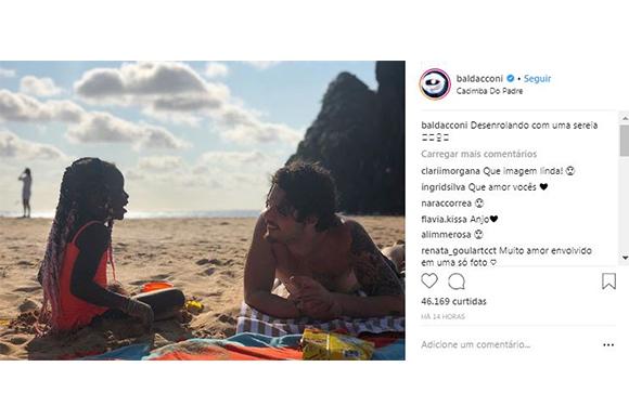 Titi se diverte ao lado de seu tio Gian Luca (Foto: Reprodução/ Instagram @baldacconi)