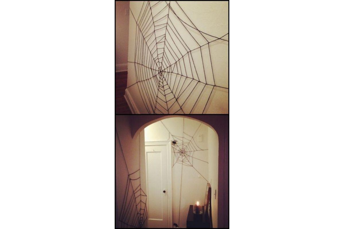 Use linhas de lã pretas para criar teias de aranha