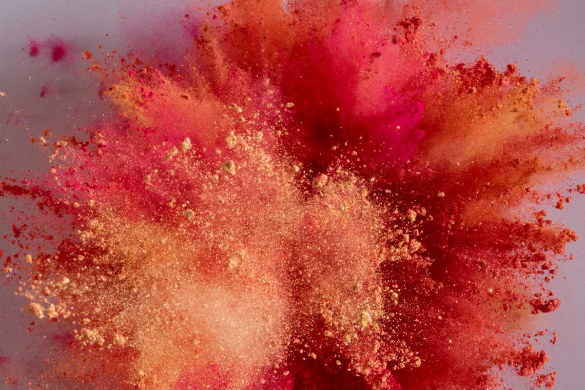 Criança consegue fugir com dois irmãos gêmeos no colo enquanto casa da família pega fogo