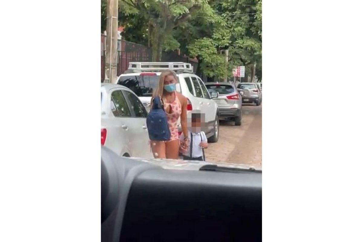 A mãe estava usando um vestido para levar o filho na escola