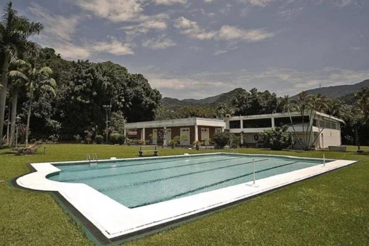Piscina com vista para o Cristo Redentor