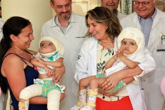 Mãe e médica comemoram o sucesso da cirurgia de separação das irmãs. (Foto: Divulgação/HC de Ribeirão Preto)