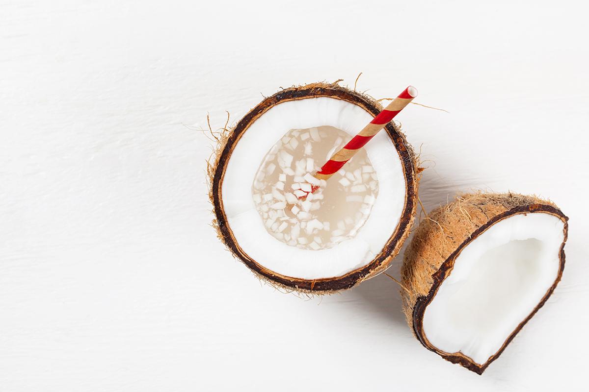 A água de coco é queridinha do verão e é muito nutritiva!