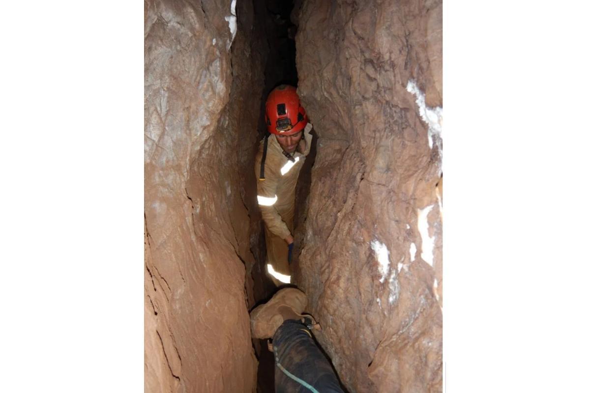 Os 28 fragmentos de crânio e os 6 dentes estavam em uma parte ainda mais estreita da caverna