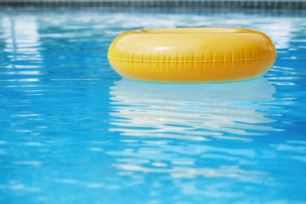 Bebê se afoga na piscina