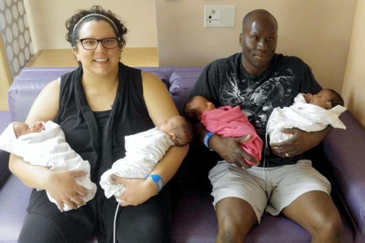 Virginia com o marido e os 4 bebês