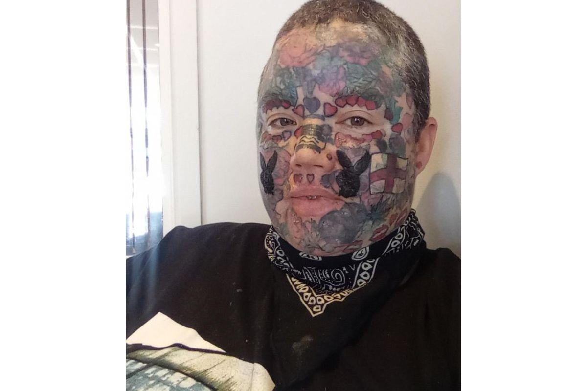 Melissa é tatuada em casa pelo próprio namorado