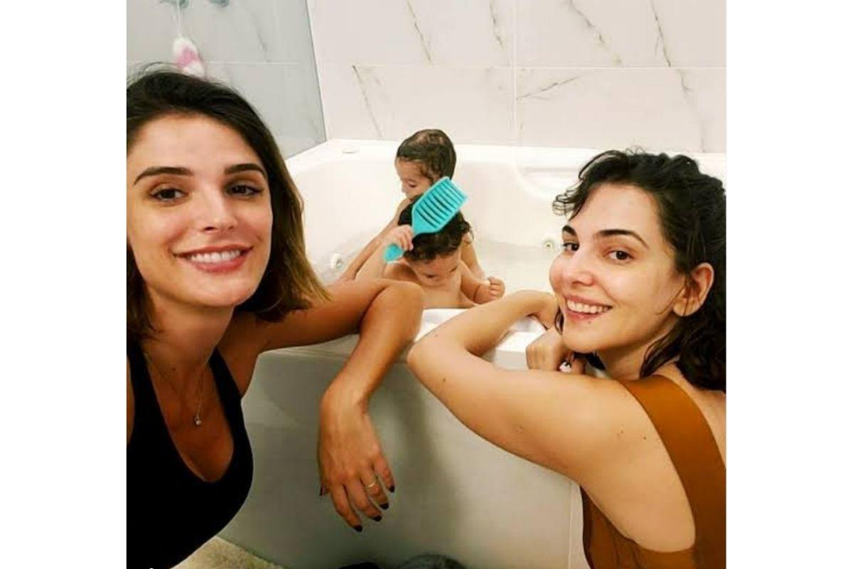 Tainá Muller e Rafa Brites dando banho nos filhos na banheira