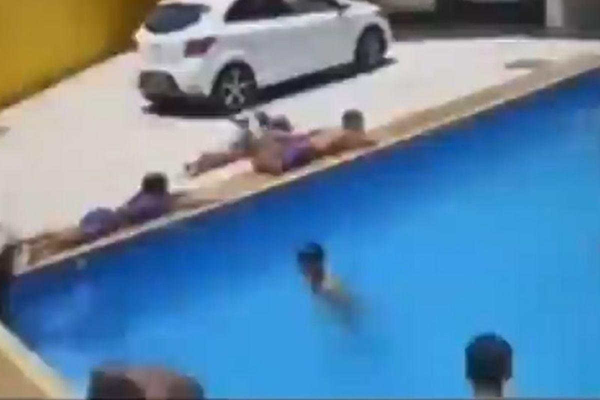 As crianças nadaram na piscina de uma mulher desconhecida