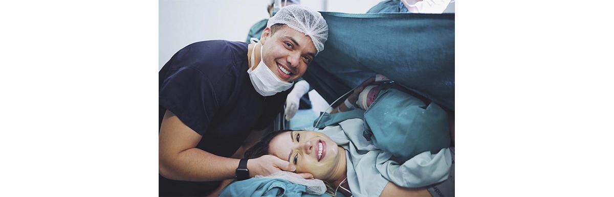 Thyane Dantas e Wesley Safadão na maternidade depois do nascimento de Dom (Foto: Reprodução/ Instagram @wesleysafadao)
