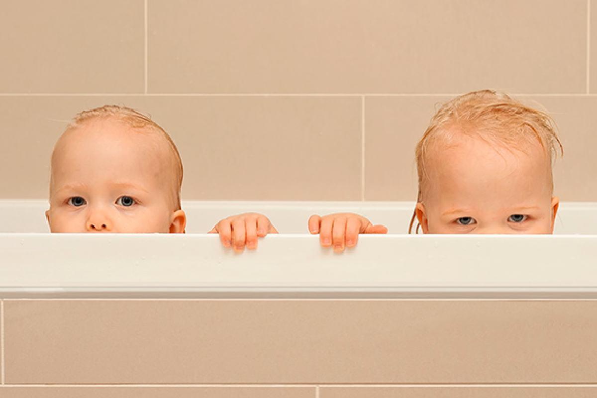 O pai não conseguia diferenciar os filhos gêmeos