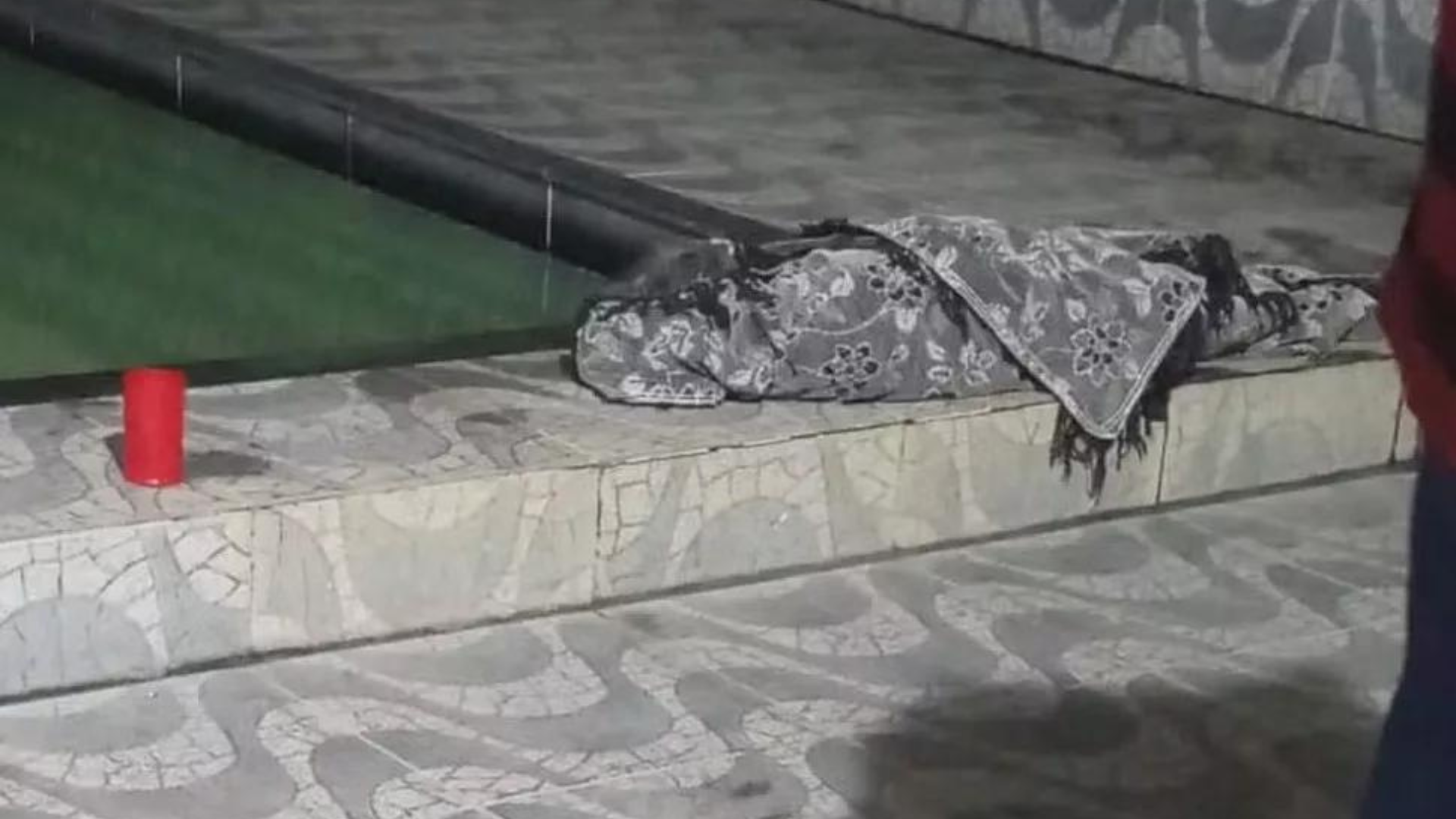 Criança de 4 anos é encontrada sem vida na beira da piscina