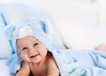 Primeiro banho do bebê: saiba dicas e como deixar o momento mais prático