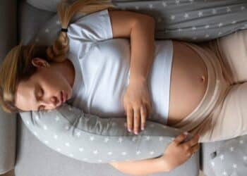 Sono na gravidez: conheça as melhores posições para dormir durante os 9 meses