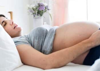 Sono na gravidez: conheça as melhores posições para dormir durante os 9 meses