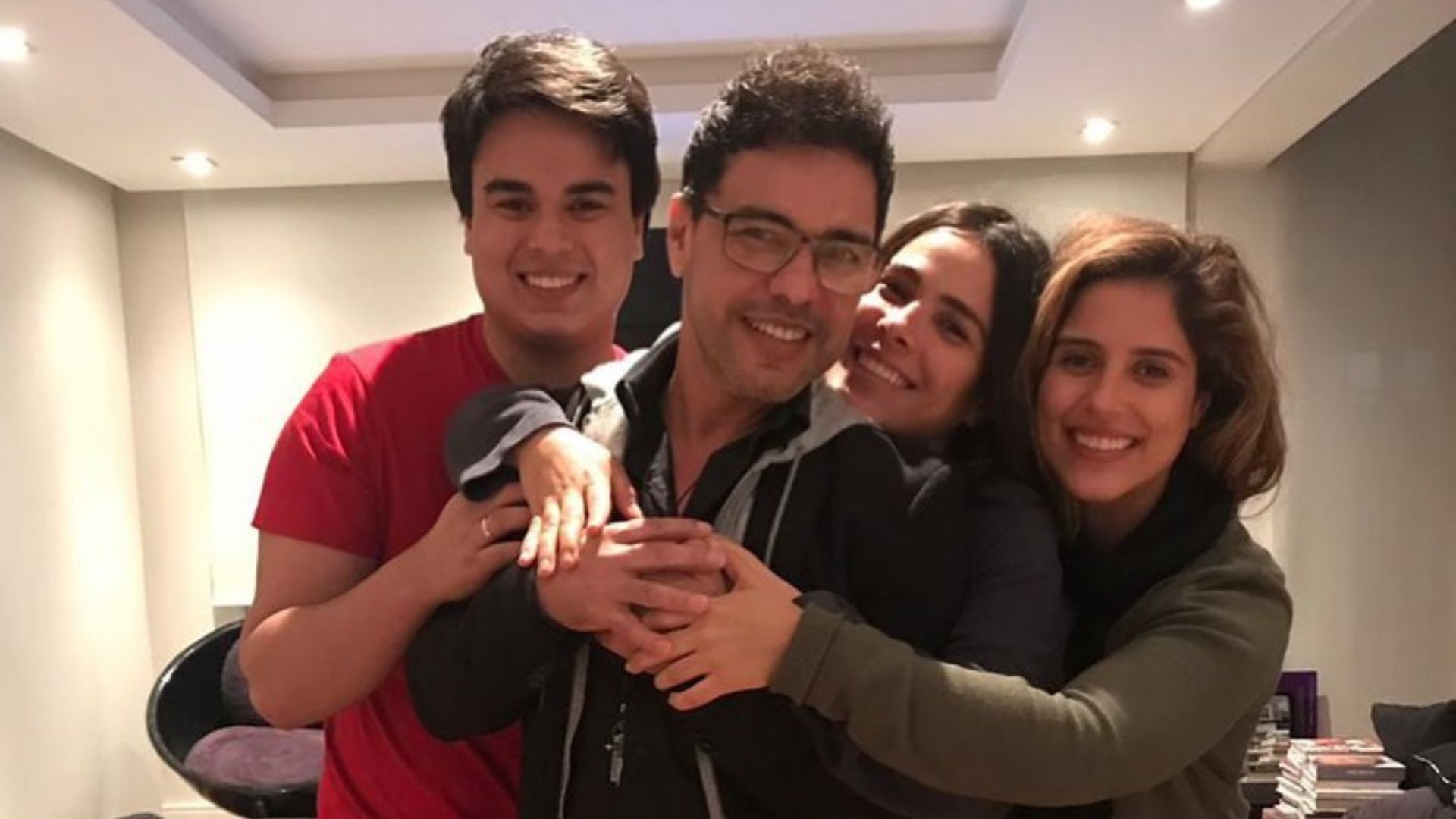 Cantor sertanejo Zezé di Camargo e os filhos Wanessa, Camilla e Igor Ci