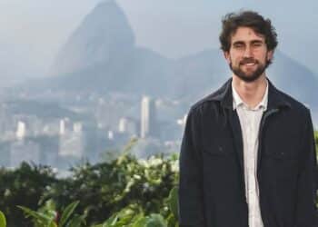 Felipe Ricca, filho de Adriana Esteves e Marco Ricca chama atenção na web