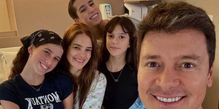 Rodrigo Faro com a esposa Vera Viel e as filhas Clara, Maria e Helena. - Foto: (Reprodução/Instagram)