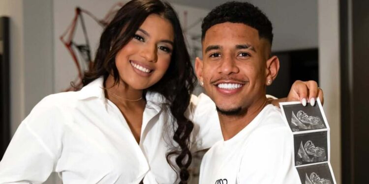 Jogador de futebol Savinho e sua esposa Ana Carolina anunciam gravidez do seu primeiro filho. / Foto: (Reprodução/Instagram)