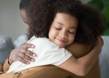 Importância de legitimar a dor do seu filho: como e quando acolher?