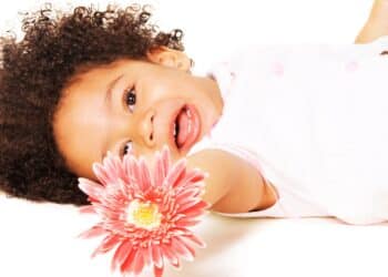 Laura: conheça o significado religioso do nome, curiosidades e origem