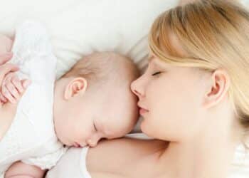 Qual a importância do colo para o desenvolvimento do bebê? Saiba a importância do contato físico