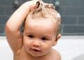 Cabelo do bebê: saiba com que frequência você deve lavar o cabelo do seu filho