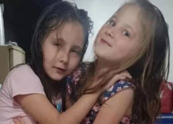 Mãe é suspeita de mat4r filhas gêmeas em um intervalo de 8 dias, diz polícia