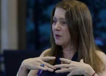 Mulher que gravou a polêmica do assento do avião aparece pela 1ª vez e se arrepende