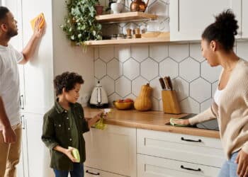 Crianças que ajudam em casa: como isso melhora suas relações sociais