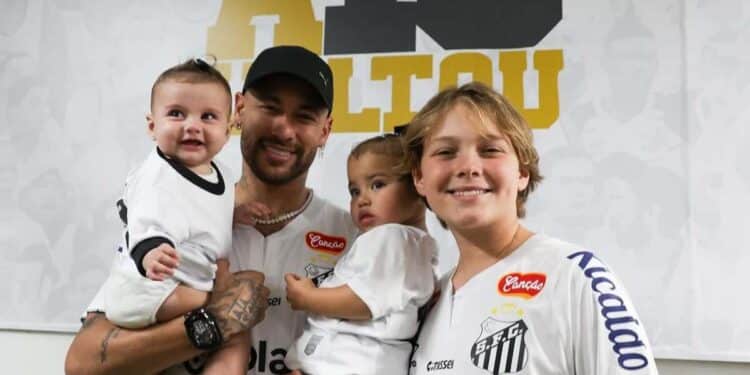 Neymar em seu retorno ao Santos ao lado dos filhos, Davi Lucca, Mavie e Helena / Foto: (Reprodução/Instagram)