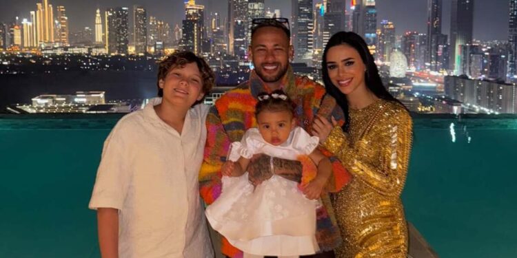 Neymar com a namorada Bruna Biancardi e os filhos, Davi Lucca e Mavie. - Foto: (Reprodução/Instagram)