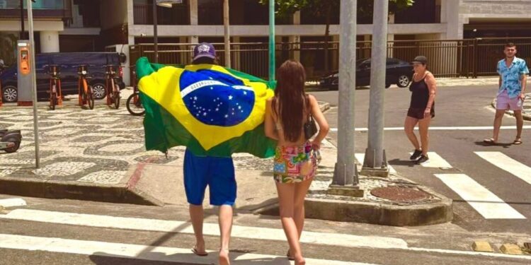 Cruz Beckham e a namorada Jackie Apostel nas ruas do rio de Janeiro / Foto: (Reprodução/Instagram)
