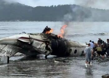 Avião de pequeno porte sai da pista e explode em Ubatuba