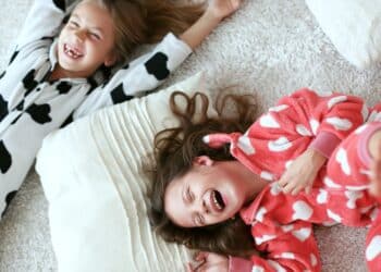 Circuito de brincadeiras em casa: como usar objetos comuns para entreter as crianças