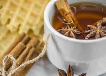 Chá de canela: conheça os benefícios e como preparar