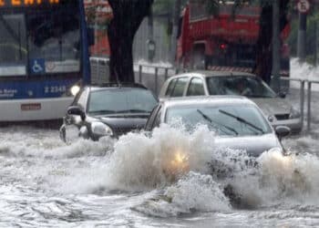 Chuvas em SP: o que fazer quando você teve contato com água de enchente