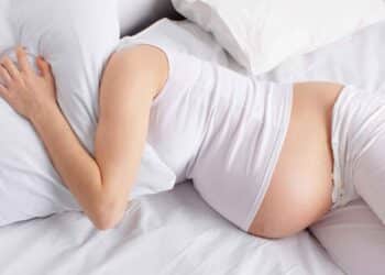 Qual a melhor posição para dormir na gravidez?