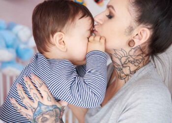 É seguro fazer tatuagem durante a amamentação?