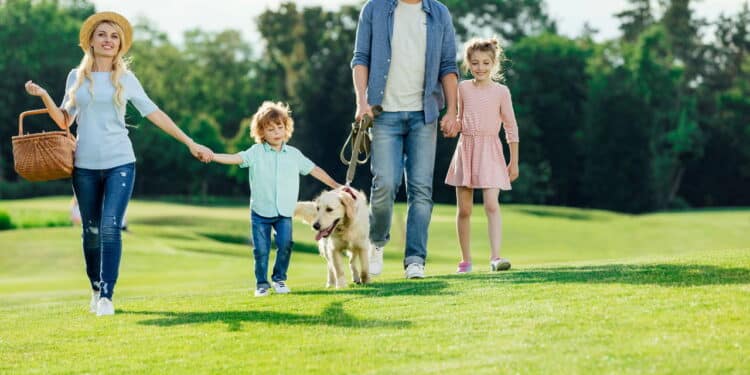 Passeio em família / Créditos: depositphotos.com / AllaSerebrina