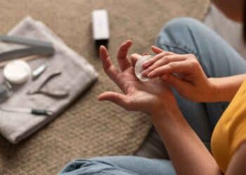 Como remover esmalte sem acetona: 3 truques caseiros