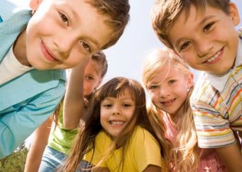 Como as amizades influenciam o crescimento das crianças?