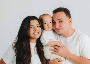 Grávida, Ary Mirelle leva o filho Jorge a show de João Gomes