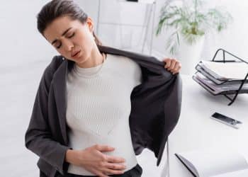 É normal sentir mais calor na gravidez? Descubra e saiba o que fazer