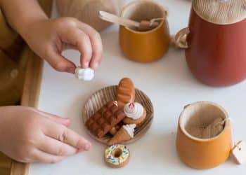 Brincadeira na cozinha infantil, diversão e aprendizado