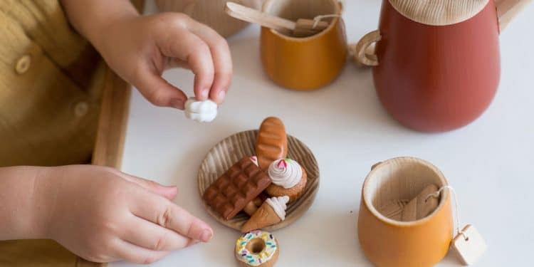 Brincadeira na cozinha infantil, diversão e aprendizado