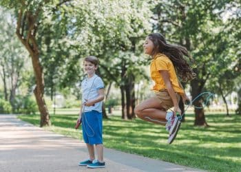 Brincadeiras que estimulam a coordenaçâo motora infantil
