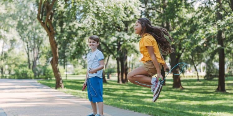 Brincadeiras que estimulam a coordenaçâo motora infantil